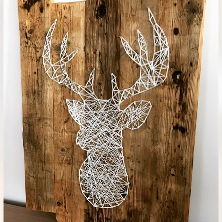 Dřevěná dekorace – vyplétaný jelen na desce ze starých prken